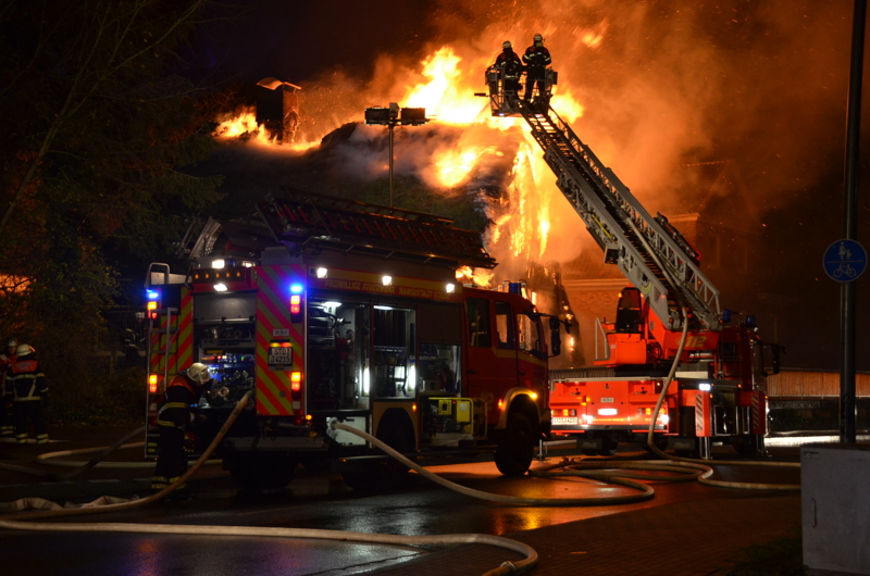 brand_feuer_reetdachhaus_stade_1.jpg