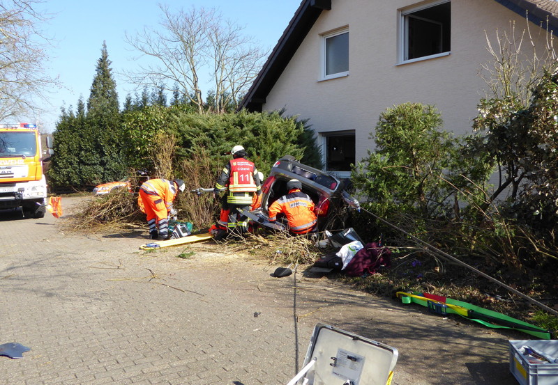 PKW in gefahren Fahrerin schwerverletzt von Feuerwehr