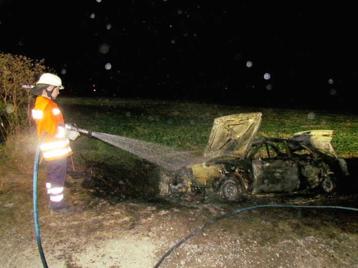 audi-rutscht-in-graben-und-faengt-feuer.