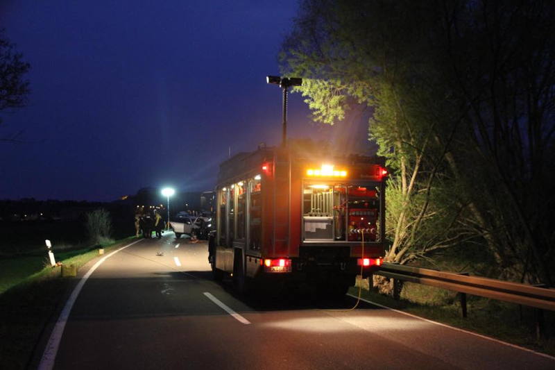 Schwerer Verkehrsunfall mit zwei PKW und Bus
