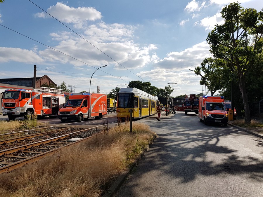 berlin_schwerer_unfall_mit_strassenbahn_