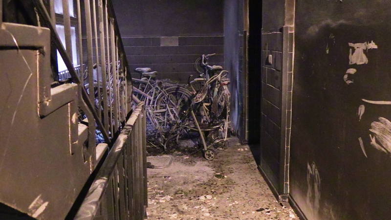 Brennende Kinderwagen versperren Fluchtweg - Feuerwehr rettet 32 ... Brennende Kinderwagen versperren Fluchtweg - Feuerwehr rettet 32 ...