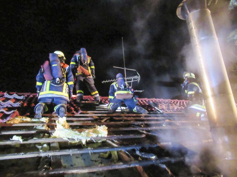 gechingen_feuer_schlaegt_auf_dach_ueber.