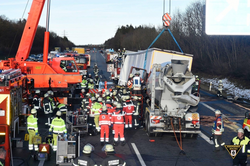 muenchen_verkehrsunfall_mit_zwei_schwerv