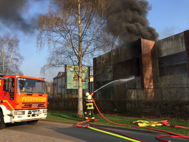 Hölle Auf Erden: Brand In Gewerbehalle Monheim – Die Feuerwehr Im Einsatz! - mqlz6g7