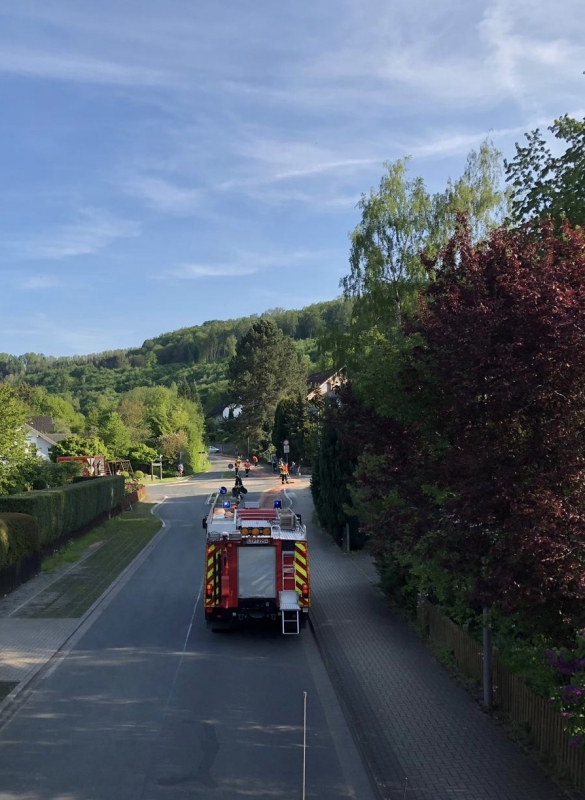 luedge_autofahrerin_faehrt__feuerwehrman