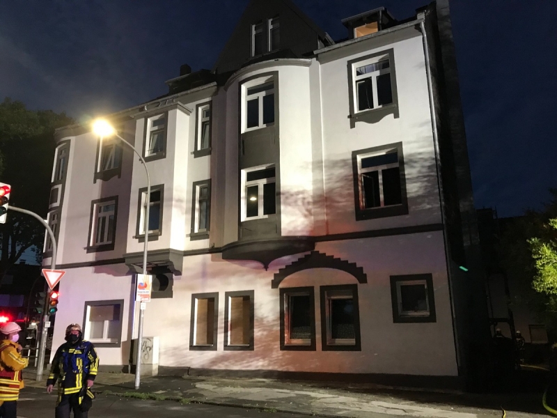 Flammen schlagen bei Wohungsbrand aus dem Fenster