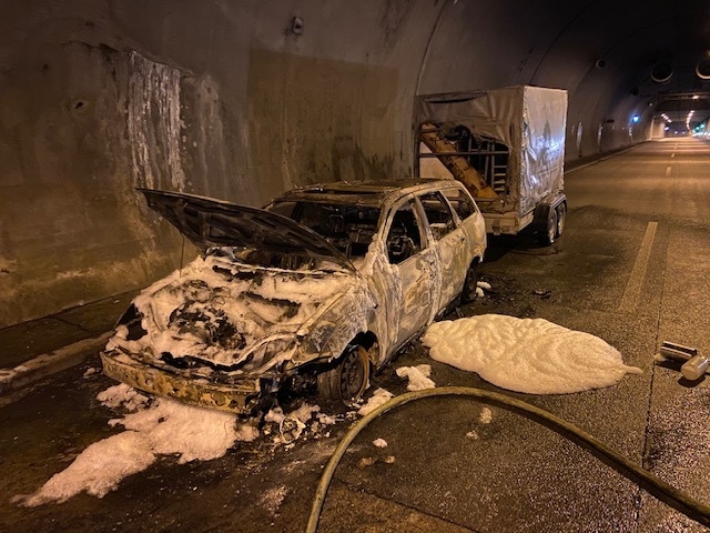 dortmund_pkw_brennt_in_voller_ausdehnung