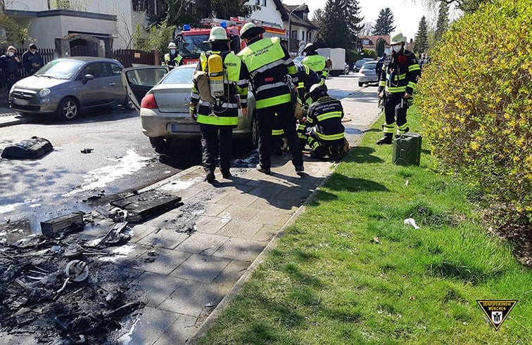 muenchen_brennender_pkw_setzt_sich_waehr