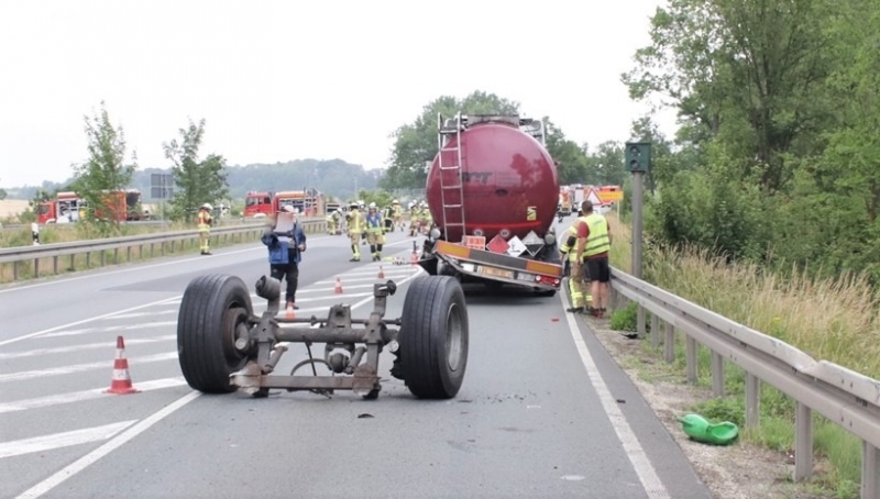 warburg_gefahrguttransporter_verliert_hi