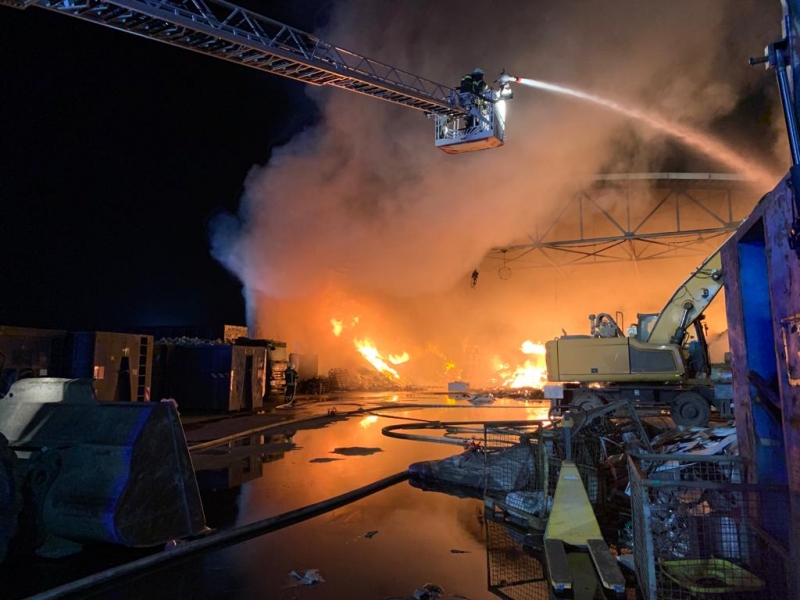 waiblingen_brand_einer_lagerhalle_eines_