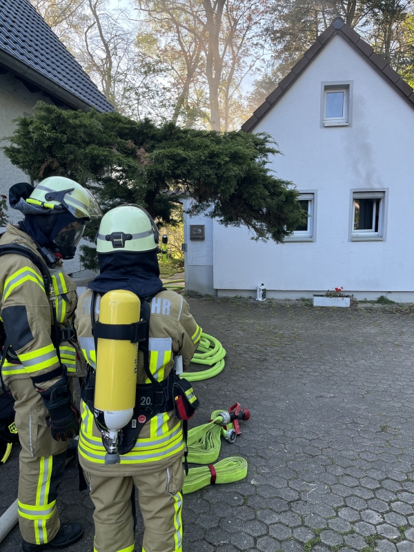 Feuer 2 / Feuer in Carport/Anbau [ Einsatzbericht / Lage Pottenhausen ]