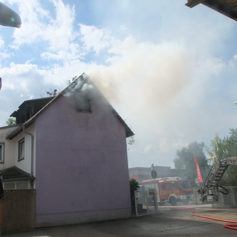 Dachstuhlbrand mit einer schwer verletzten Person [ Einsatzbericht
