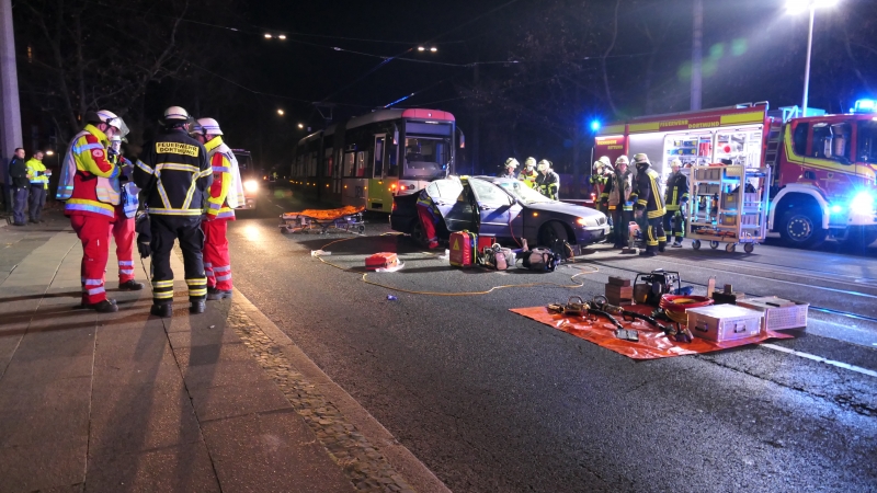 Unfall am Kanal: Pkw-Anhänger prallt auf Auto aus Dortmund
