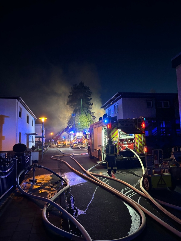 E-Bike-Akku löst Zimmerbrand aus: Mehrparteienhaus in Paderborn evakuiert