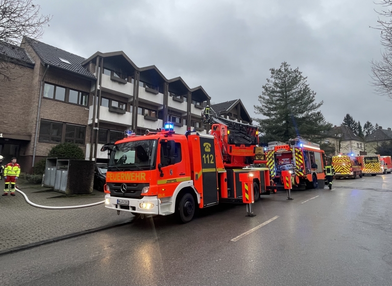 E-Bike-Akku löst Zimmerbrand aus: Mehrparteienhaus in Paderborn evakuiert