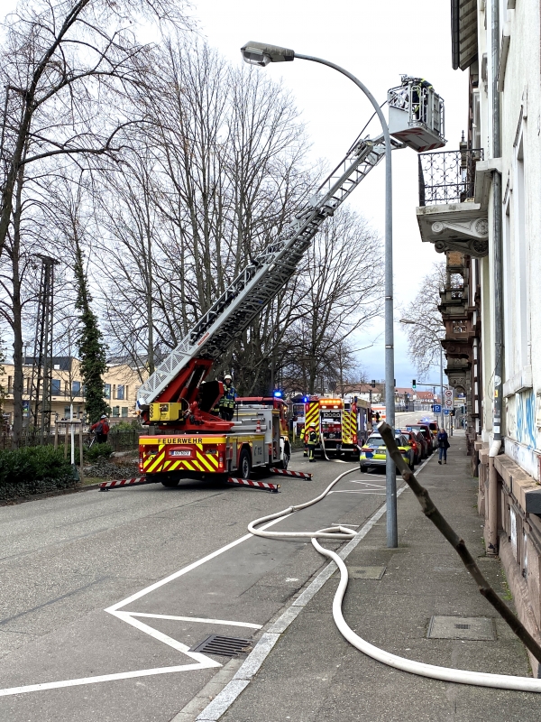 Lkw kollidiert in Rastatt mit Hauswand: Fahrer eingeklemmt