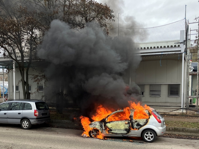 Unfall: Autotransporter auf der A7 fängt Feuer: 130.000 Euro