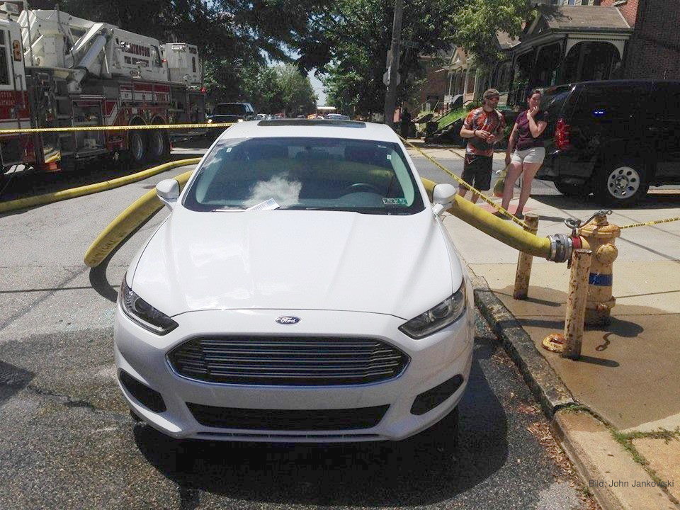Anaheim: Feuerwehr verlegt Wasserschlauch durch geparktes Auto